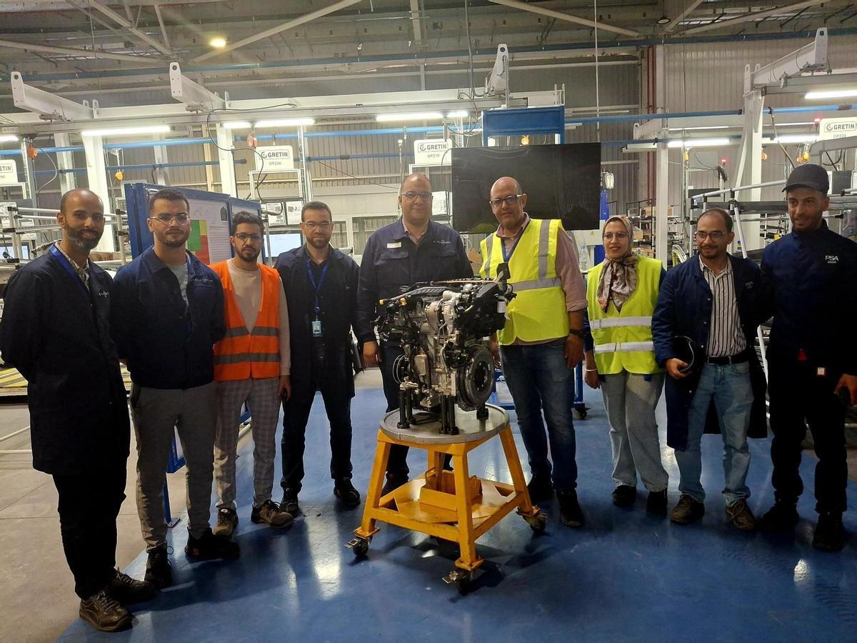 El director de Stellantis Kénitra, Mounir Kharbouche, en el centro con uno de los motores