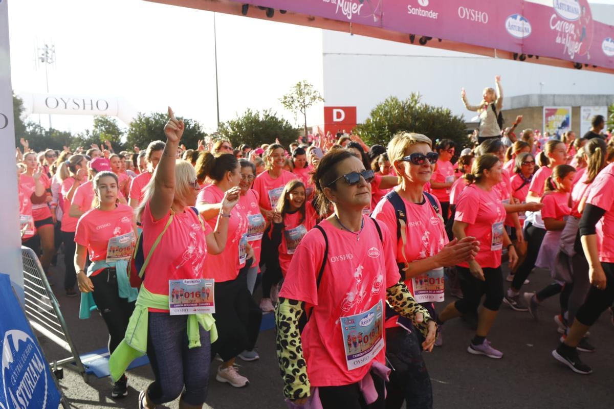 En imágenes | La Carrera de la Mujer llena de rosa el centro de Zaragoza