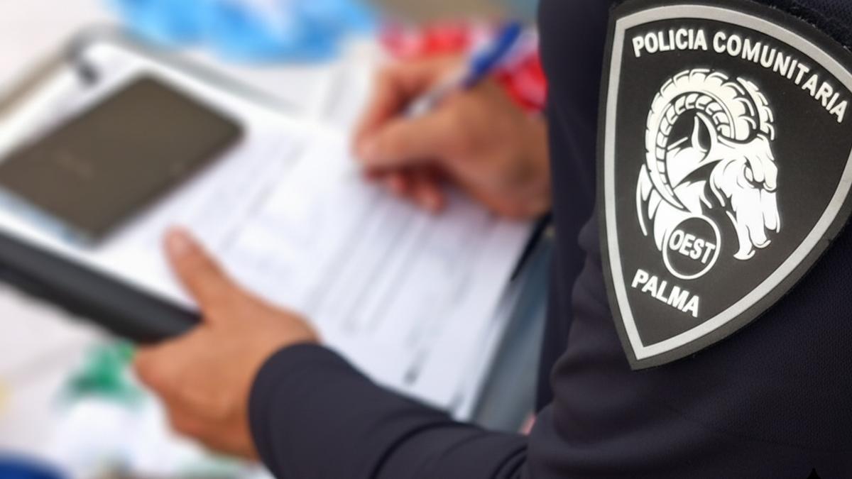 Un agente de la Policía Comunitaria de la Policía Local de Palma.