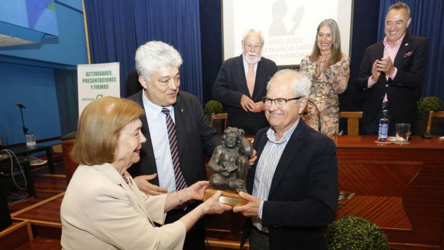 Guillermo Llorca recibe el premio Fernando Arenas. |   // IAGO LÓPEZ