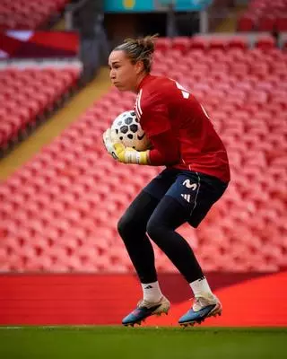 Cata Coll y Hannah Hampton, una rivalidad con morbo en el Inglaterra-España