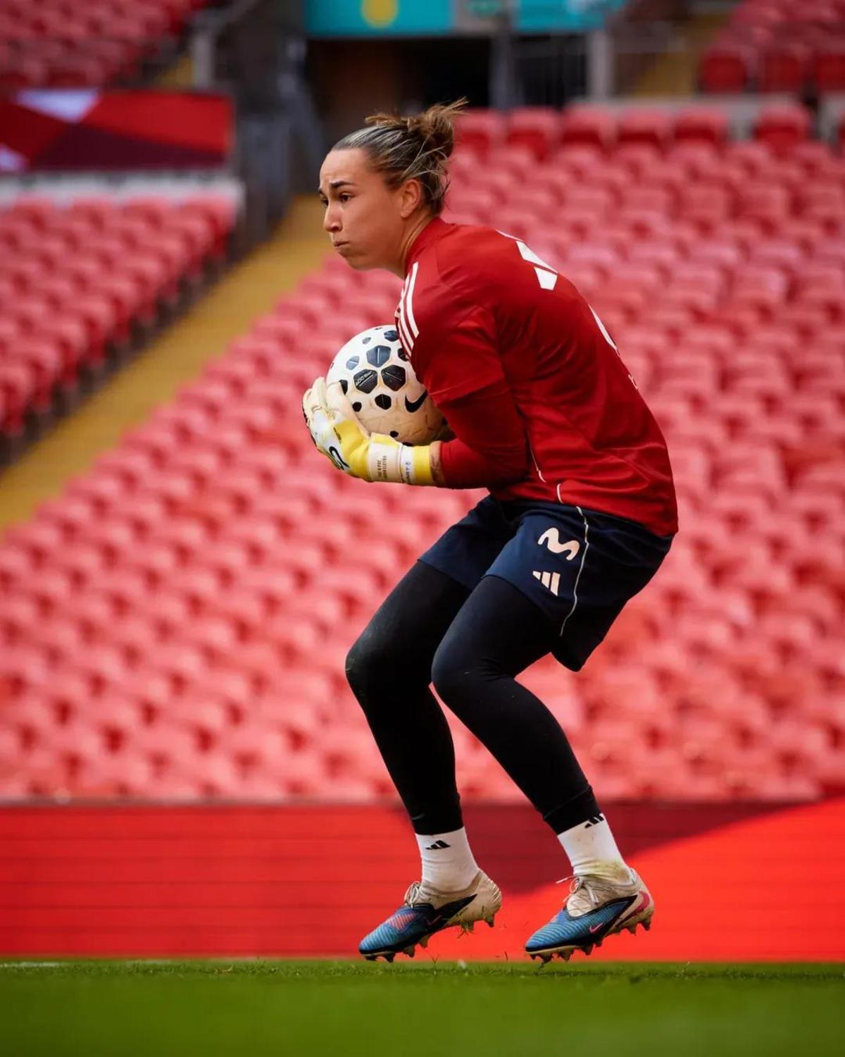 Cata Coll detiene un balón en el último entrenamiento antes del partido en Wembley.