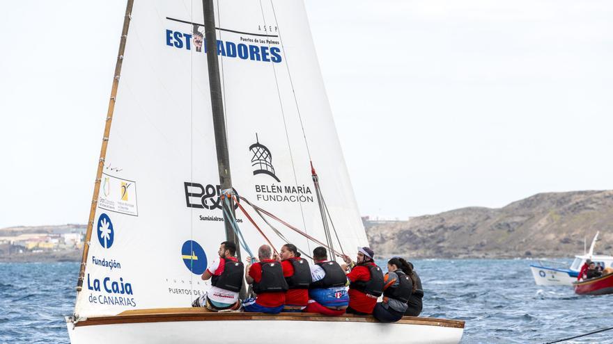 El &#039;Portuarios Autoridad Portuaria de Las Palmas&#039; se impone en el estreno de la temporada de Vela Latina Canaria