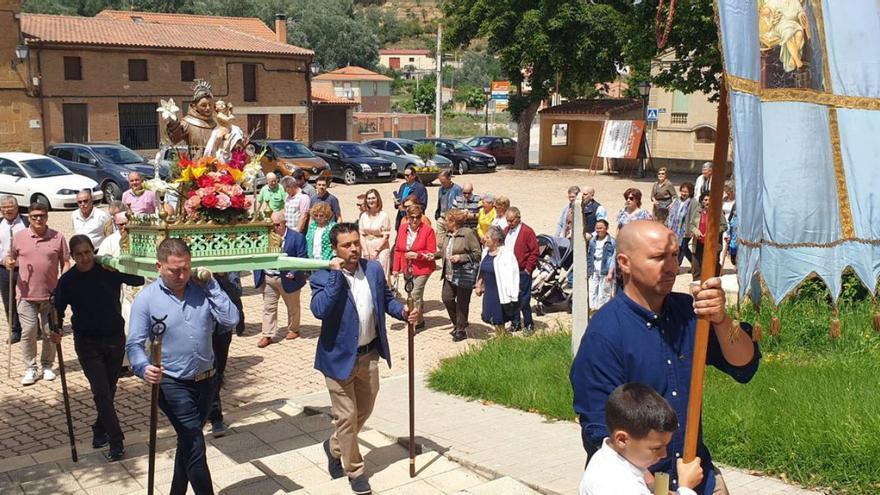 Arriba, un momento de la profesión, abajo, el intercambio de varas entre los mayordomos. | J. V.