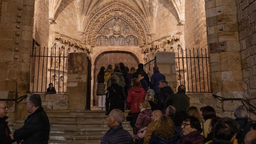 Vecinos acceden a la iglesia por la portada sur, en la que las escaleras suponen una barrera para mayores o personas con movilidad reducida. | A. Burrieza