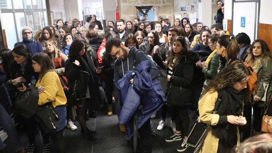 Aspirantes a las plazas de formación sanitaria antes del examen, ayer en Santiago. // Xoán Álvarez