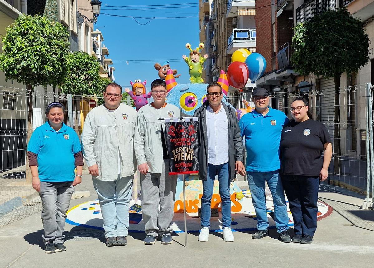 La comisión Isabel de Villena de Sedaví recoge el banderín.