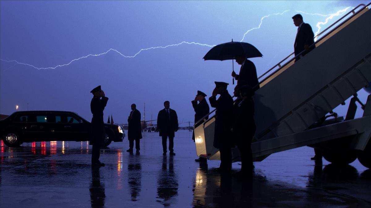 El presidente de los Estados Unidos, Donald Trump, bajando del Air Force One cuando un rayo divide el cielo durante una tormenta en la base conjunta Andrews en Maryland, el 28 de agosto de 2020