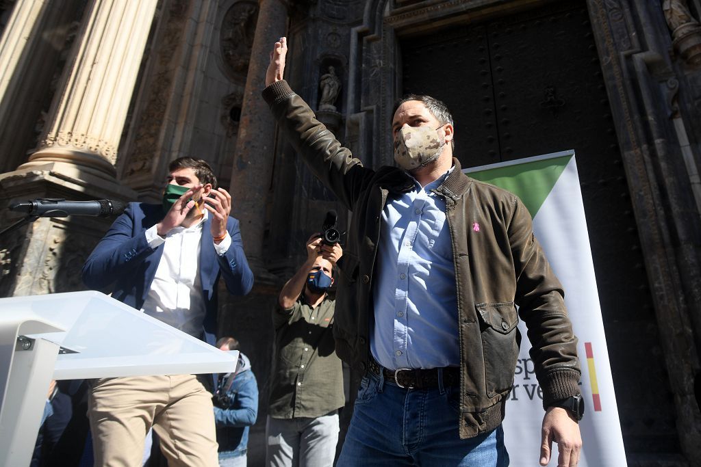 La plaza de la Catedral de Murcia se abarrota para recibir a Abascal