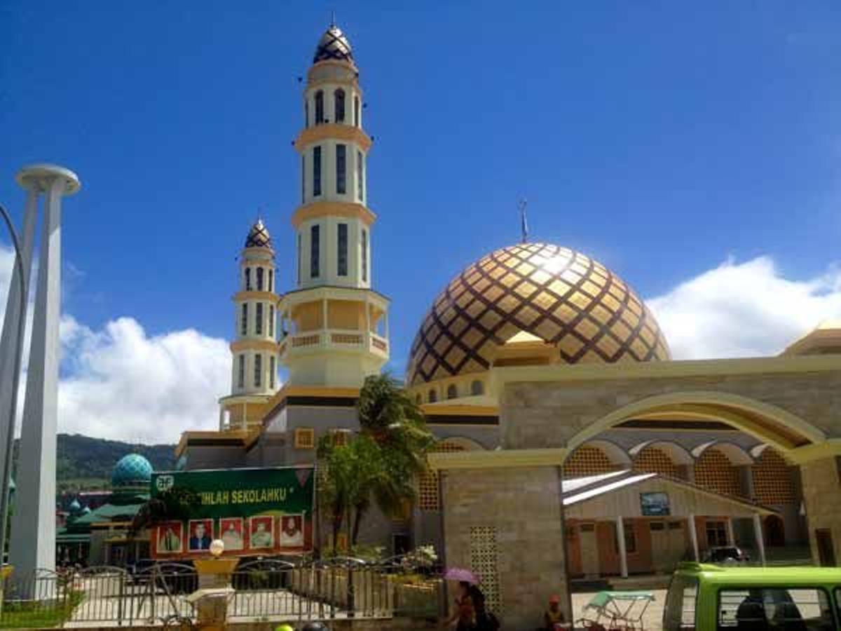Las mezquitas se alzan en Ambon, la capital de las Molucas.
