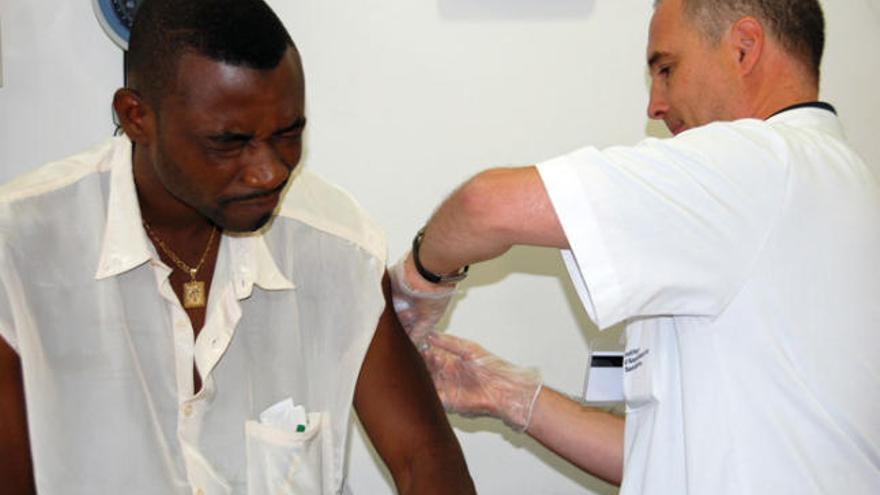 Un usuari rep una vacuna abans de viatjar.