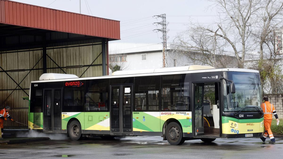 Autobús de Vitrasa na sede de Camposancos.