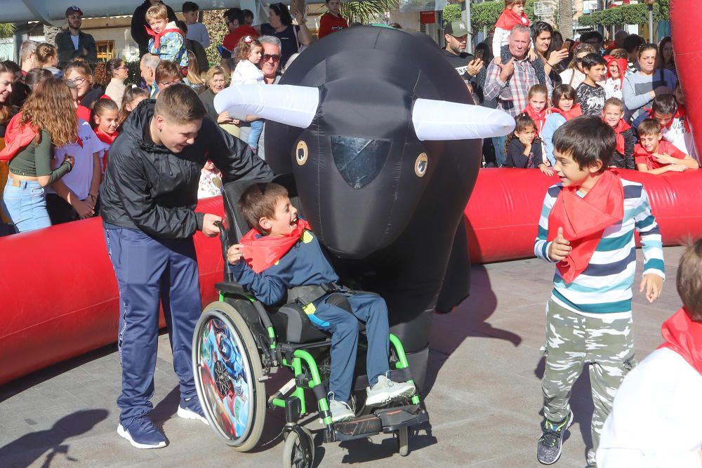 Toros "bravos" y carreras con el San Fermín infantil en de las fiestas patronales de Torrevieja