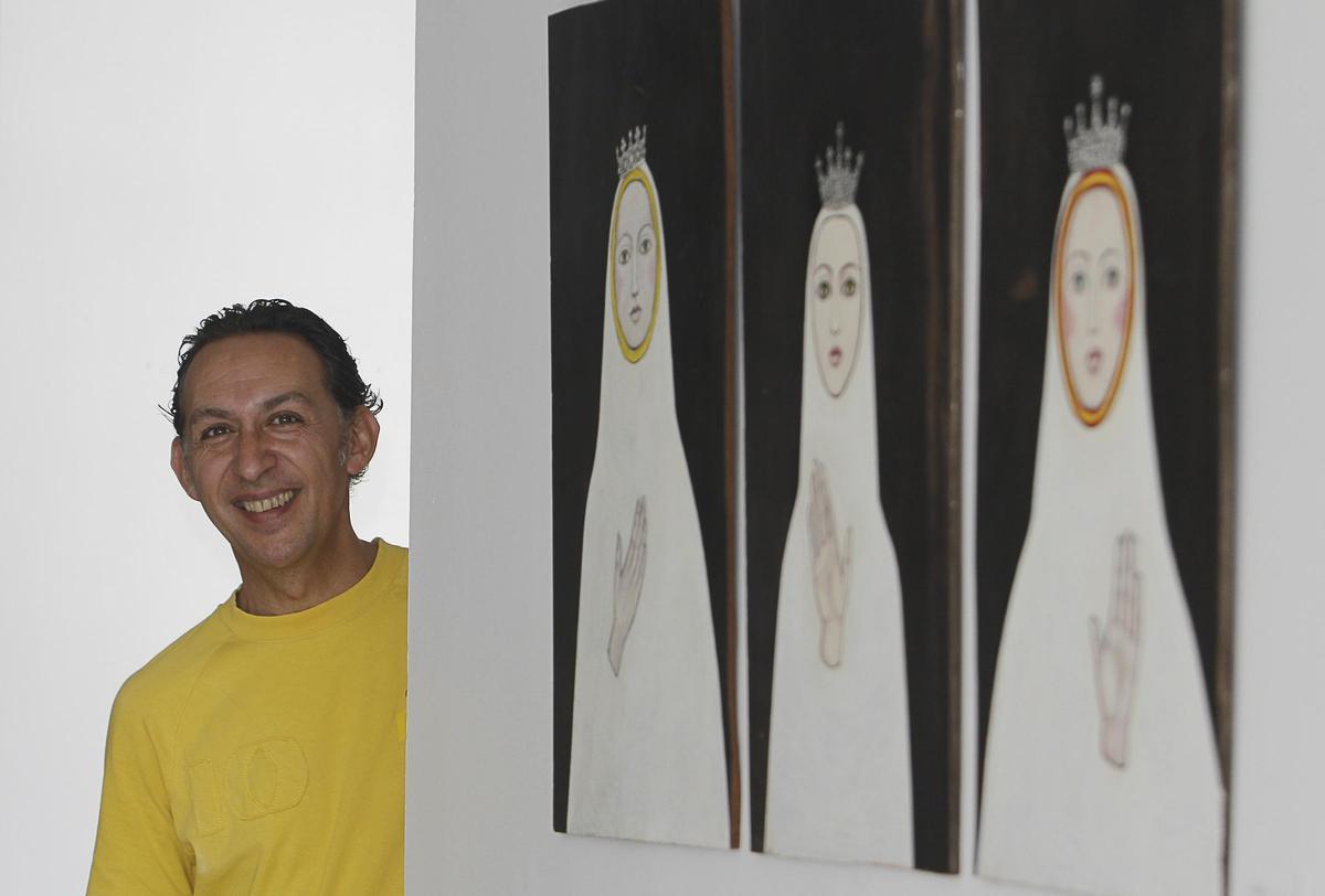 Ángel Álvarez de Sotomayor junto a una de sus obras.
