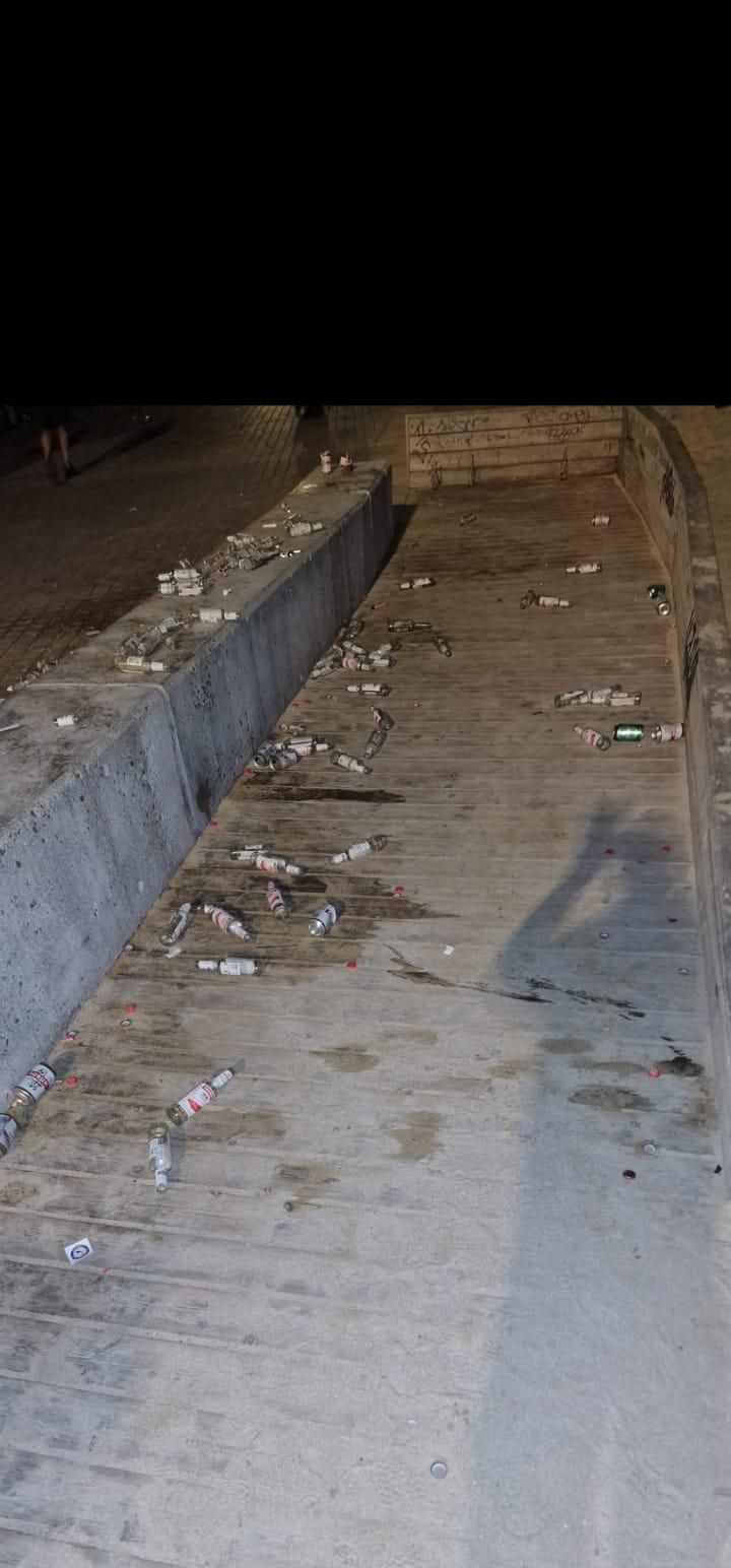 FOTOS | Otro fin de semana de suciedad y botellones en Playa de Palma