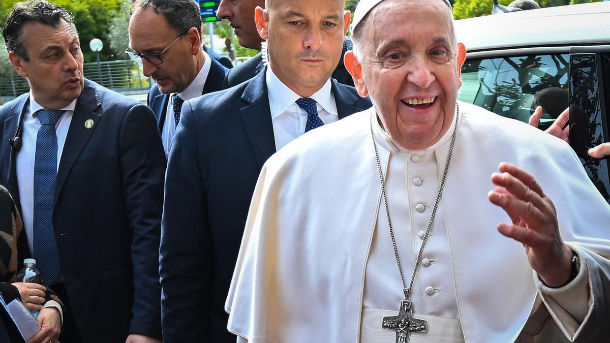 El papa a su salida del hospital: "Todavía estoy vivo. No tuve miedo"