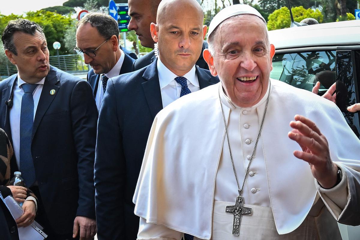 El papa a su salida del hospital: Todavía estoy vivo. No tuve miedo