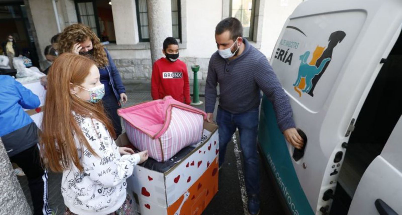 Los voluntarios del albergue de animales recogen las donaciones.