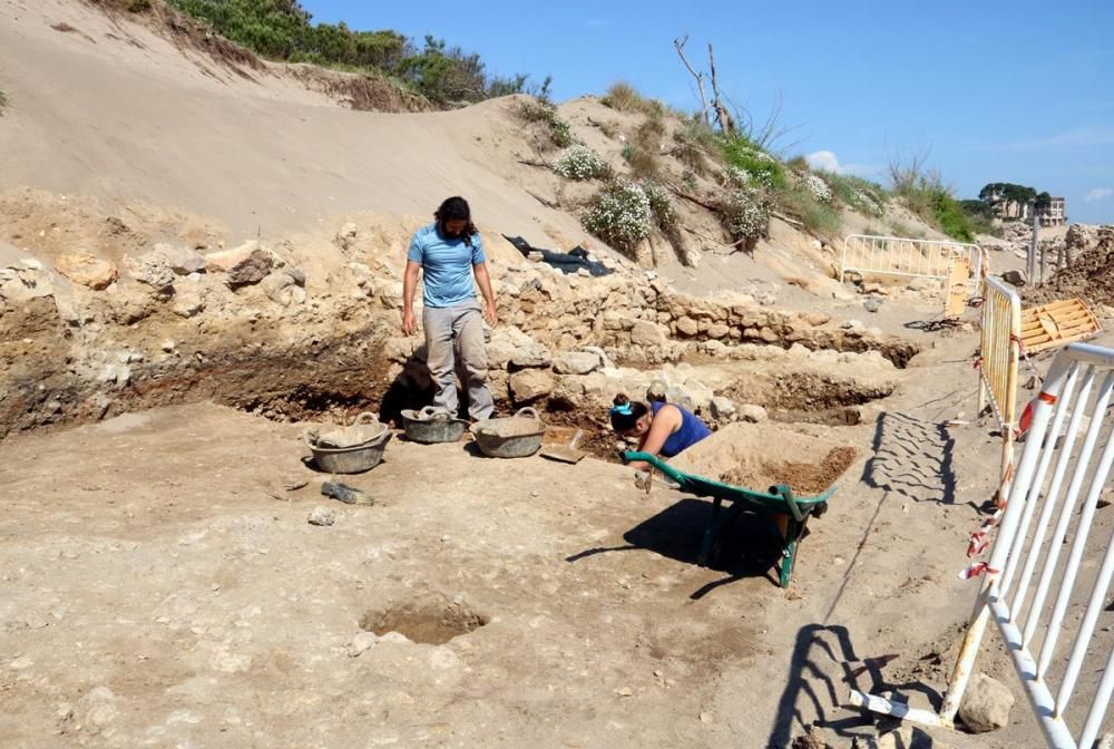 Excavació de l'antiga ciutat grega a la platja d'Empúries