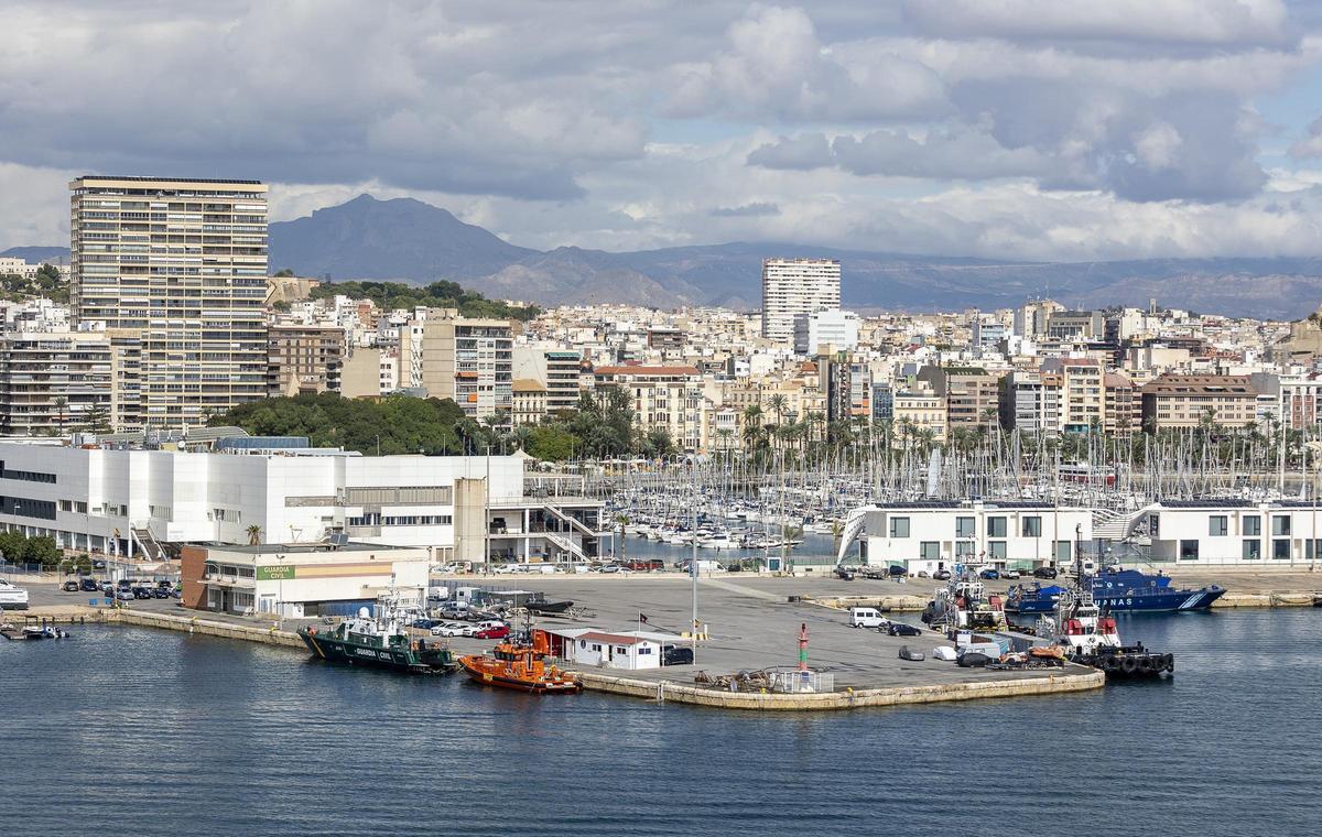 Vista aérea del puerto de Alicante.