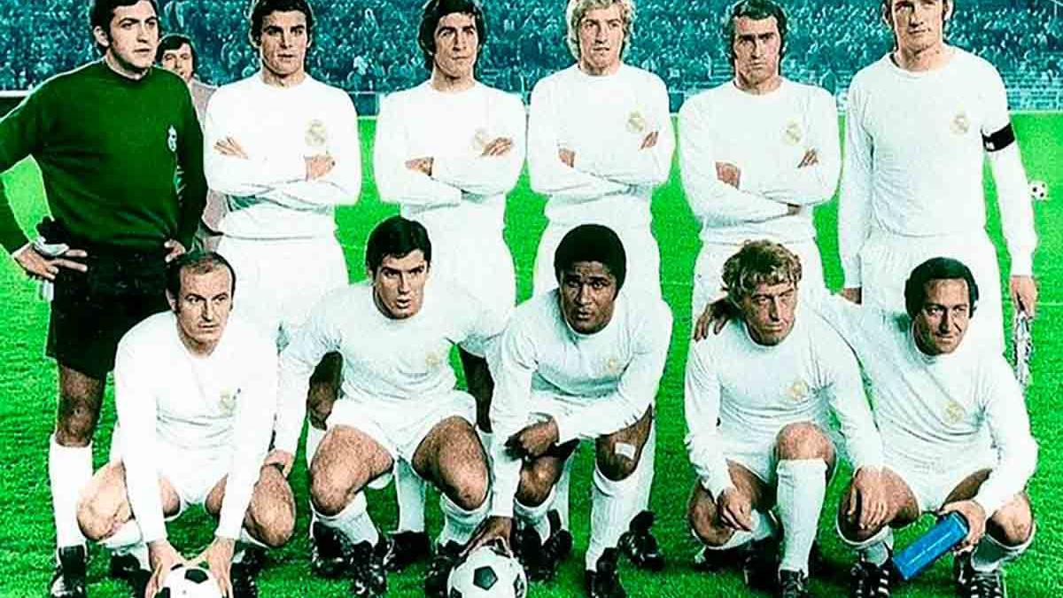 Partido homenaje a Gento entre el Real Madrid y el Os Belenenses en 1972. Juan Verdugo es el cuarto de pie por la izquierda.