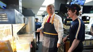 Donald Trump en un establecimiento de McDonalds en Pensilvania, Estados Unidos