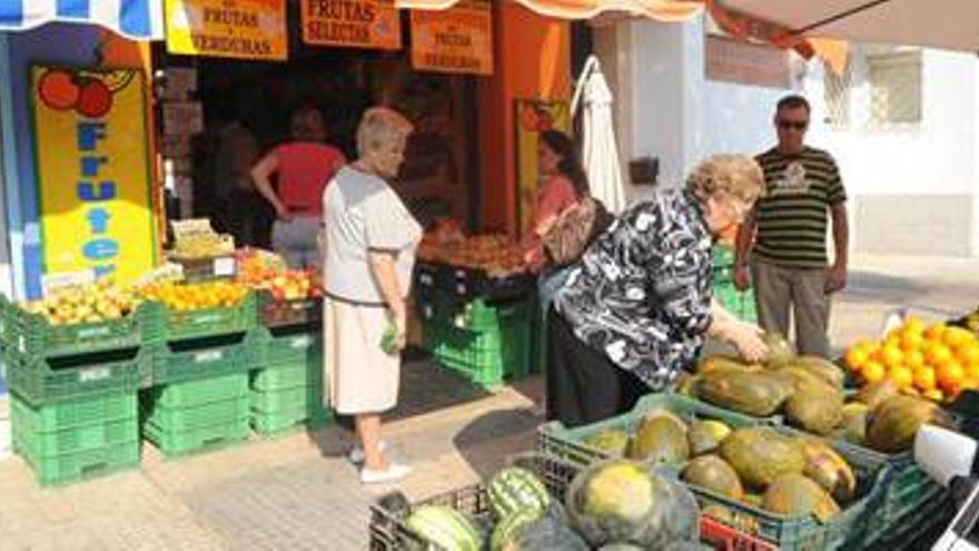 El Ayuntamiento de Cáceres busca soluciones para la exposición de fruta en la vía pública