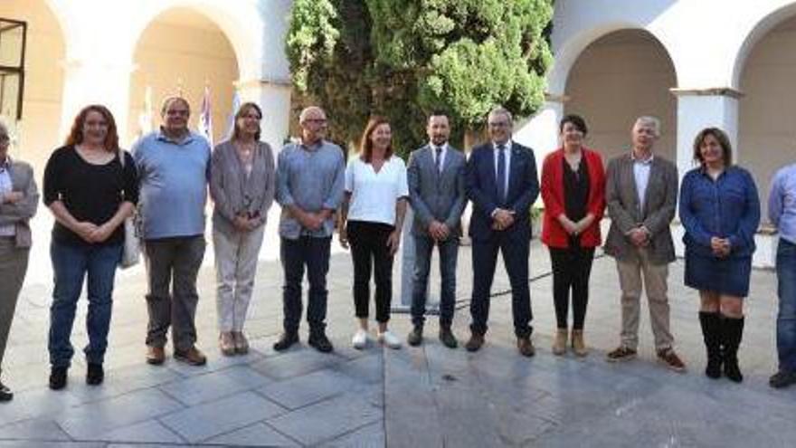 El alcalde de Ibiza, flanqueado por la presidenta del Govern, el presidente del Consell y los partidos que apoyan la capitalidad.