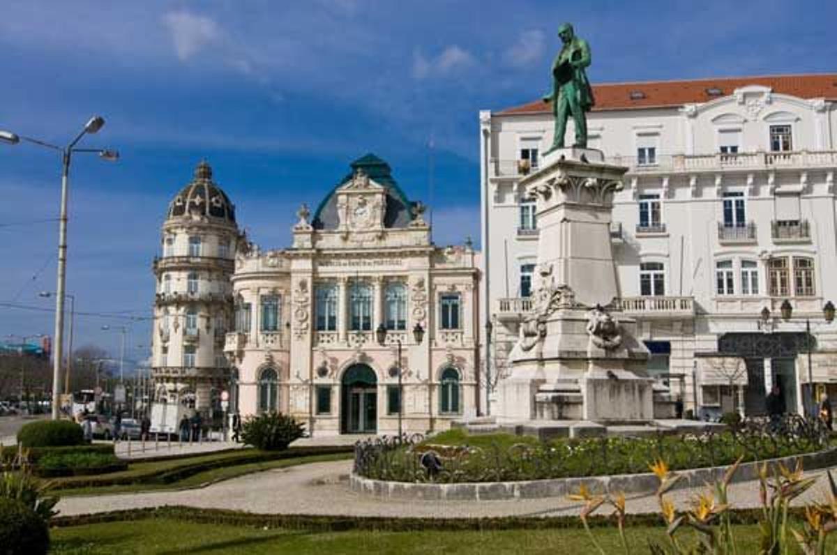 La Catedar Nueva de Coimbra se encuentra en la plaza principal de la ciudad.