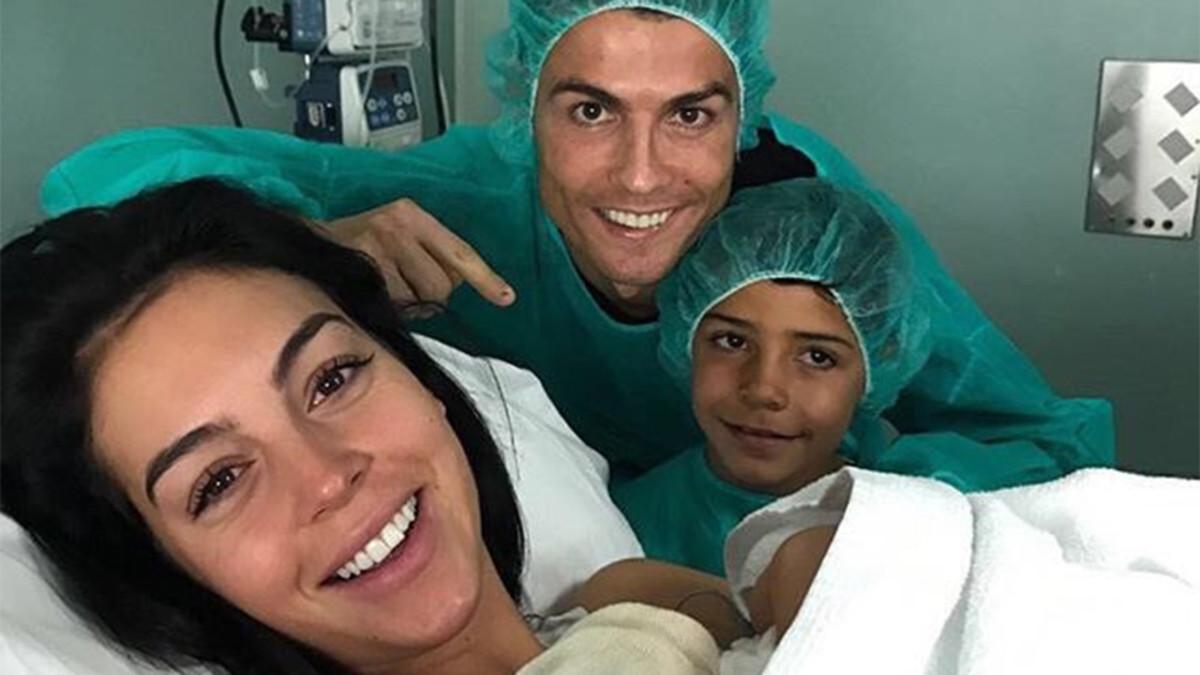 Cristiano, junto a su hijo y su pareja