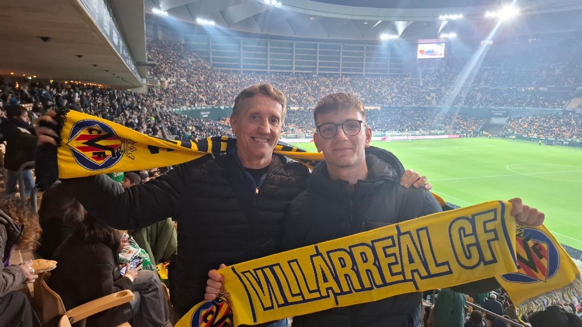 Enrique Navarro y su hijo Joan, en La Cartuja, viendo el Betis-Villarreal.
