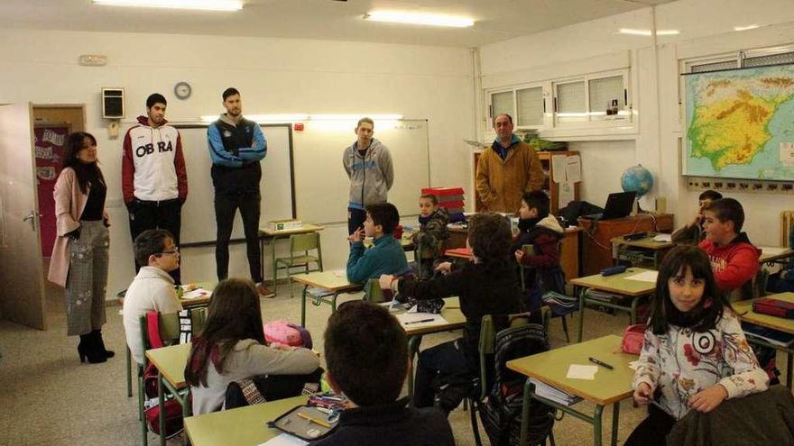 Imagen de la visita de los jugadores del Obradoiro a los centros escolares.