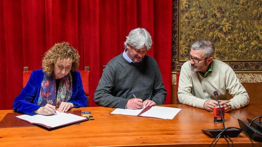 Acte de firma del conveni amb la consellera Capella i l'alcalde Guiteras (al centre)