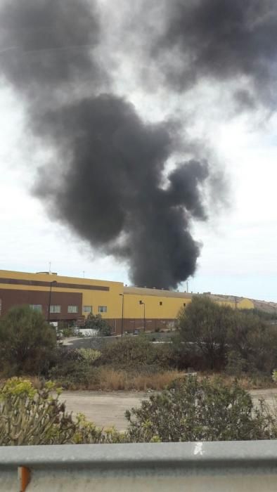 Incendio en un centro industrial de Cruz de La Gallina