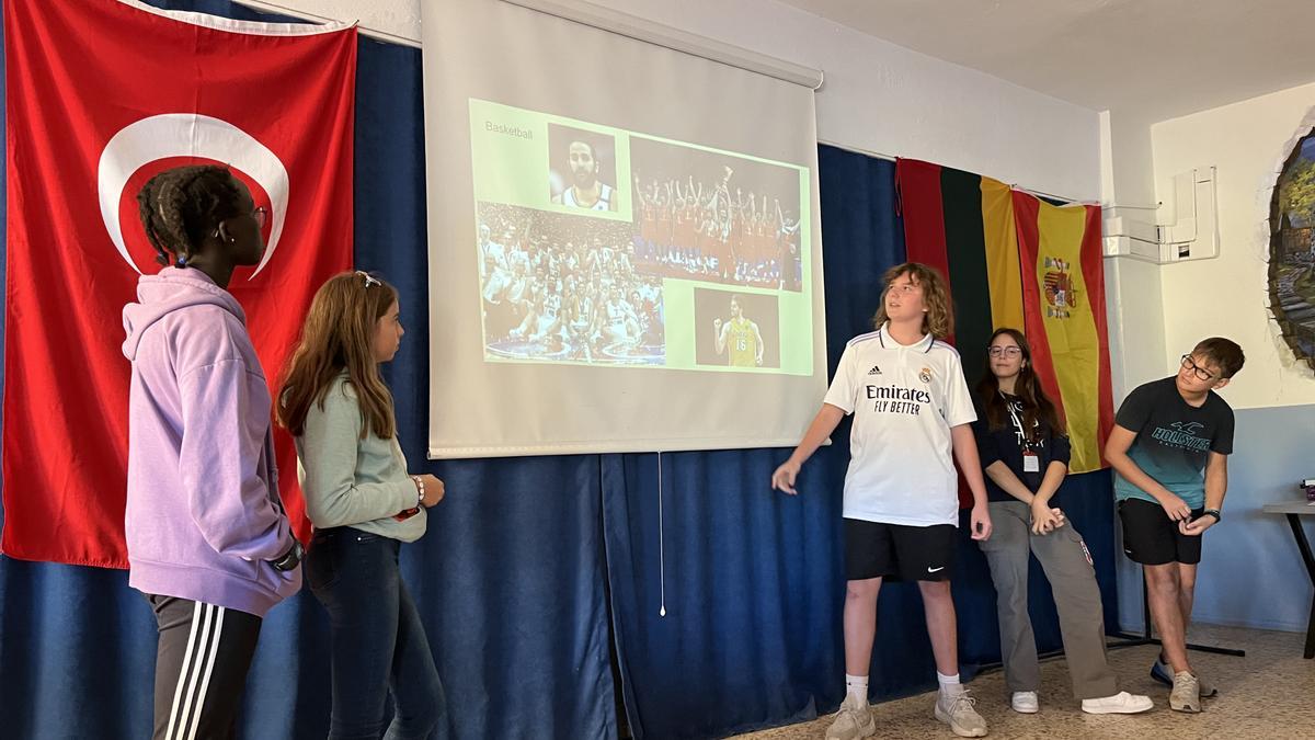 Los estudiantes de Fraga hicieron una exposición sobre España hablando sobre distintos temas.
