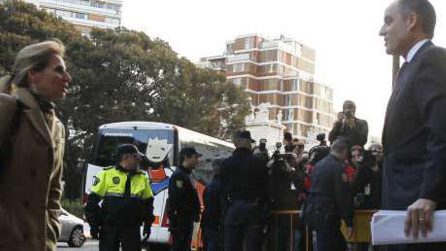 Camps espera a su esposa, Isabel Bas, en el TSJ.