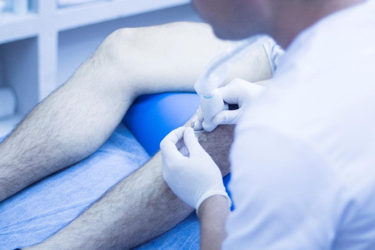 los resultados son significativos: reducción del dolor en un 75%, disminución de la inflamación y mejora de la funcionalidad articular, incluso en casos avanzados