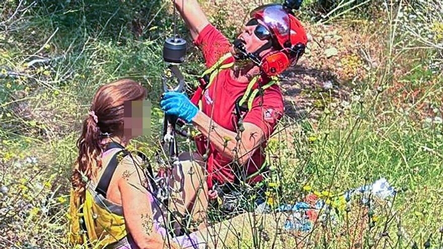 Una senderista de 57 años se rompe un tobillo en la senda Fosca del Montgó