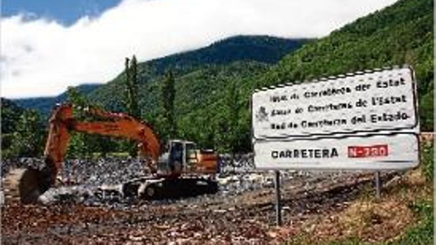 Una màquina treballant per recuperar el curs de la Garona.