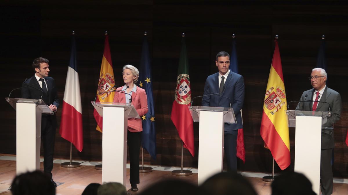 Emmanuel Macron (l-r), Präsident von Frankreich, Ursula von der Leyen, Präsidentin der Europäischen Kommission, Pedro Sanchez, Ministerpräsident von Spanien, und Antonio Costa, Ministerpräsident von Portugal, nehmen an dem H2Med-Gipfel in Alicante teil. Spanien, Portugal und Frankreich wollen das Projekt einer Untersee-Pipeline von Barcelona nach Marseille für grünen Wasserstoff bis 2030 fertigstellen.