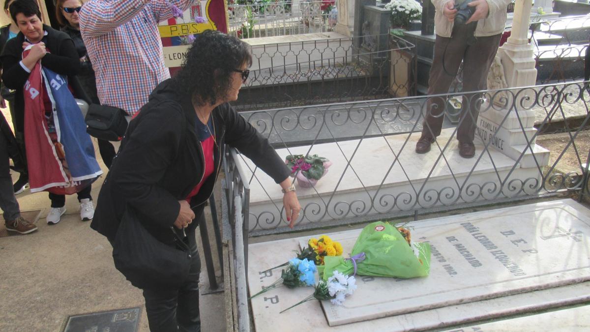 Flores sobre la lápida de Leonor Izquierdo, esposa de Antonio Machado