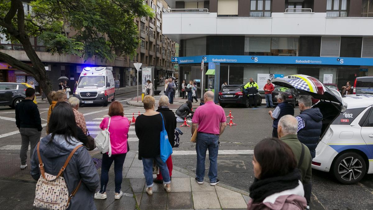 La ambulancia llega al lugar del atropello, donde ya se encontraba una unidad de la Policía Local.