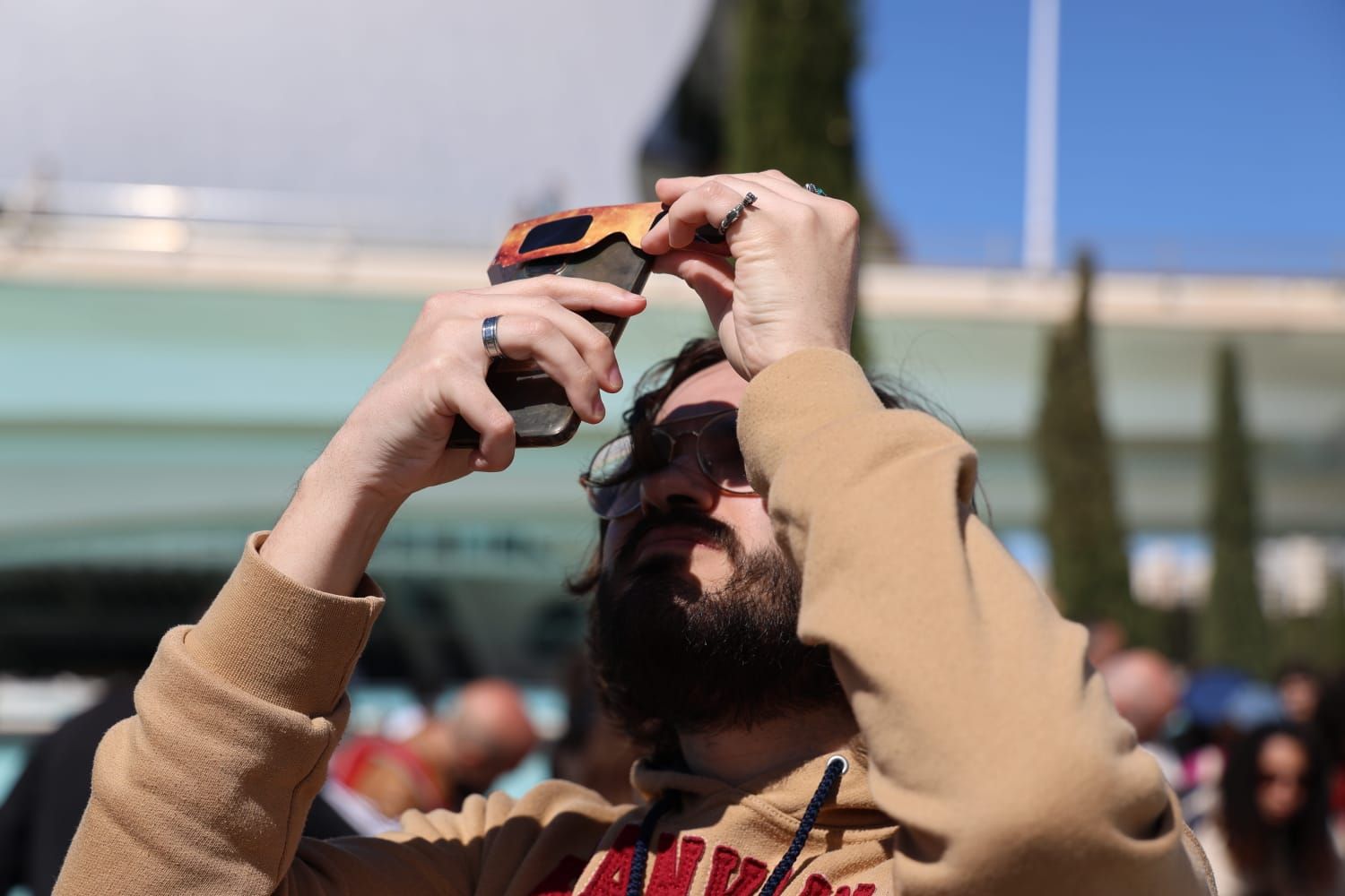 Así se ve el eclipe solar en València