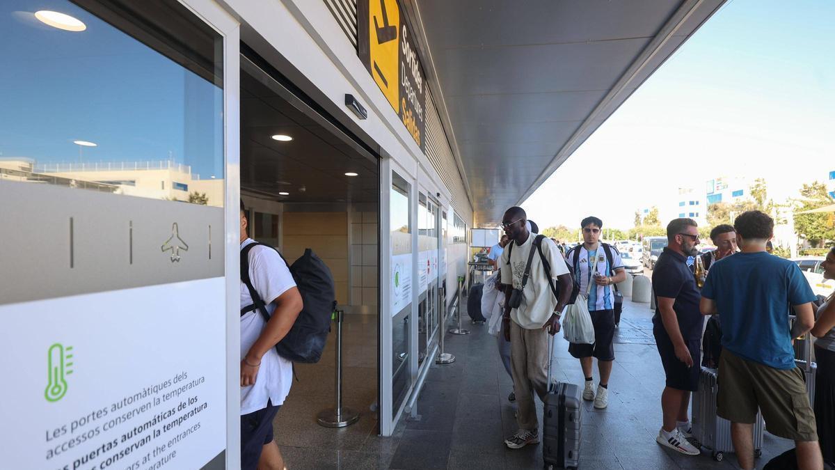 Entrada al aeropuerto de Ibiza.