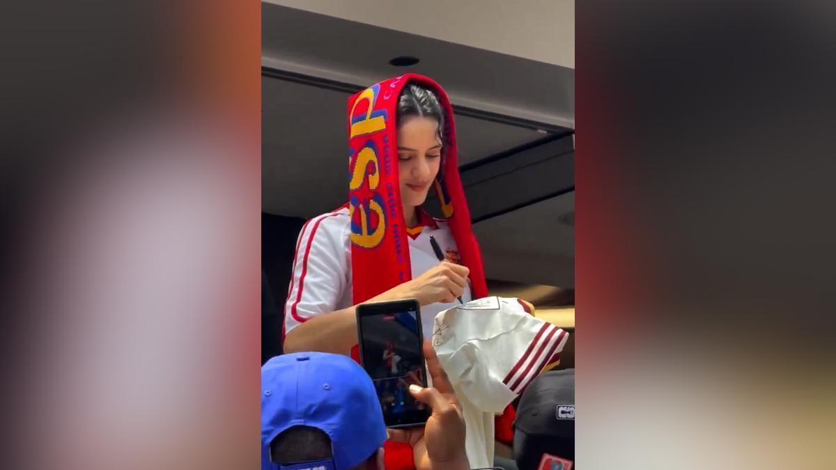 Rosalía desata la locura en el partido de España contra Austria