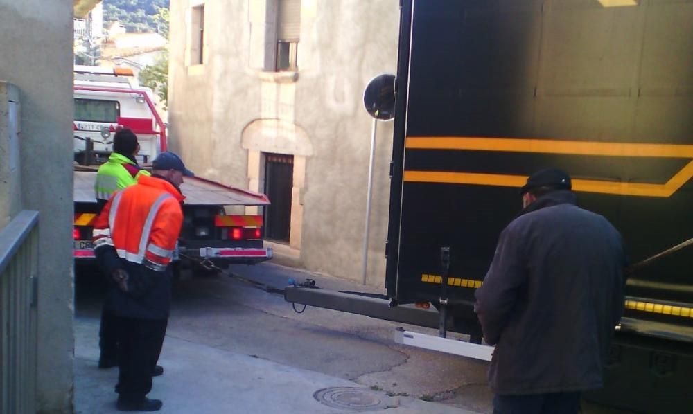 Un camió s'enganxa al centre de Cantallops