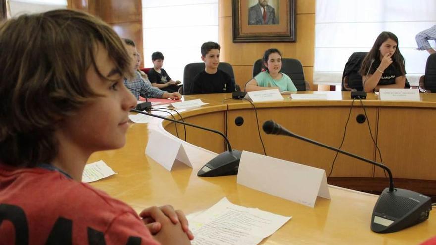 En primer término, Izan Argüelles, durante el consejo escolar del reciclaje celebrado ayer en la Casa Consistorial de Candás.