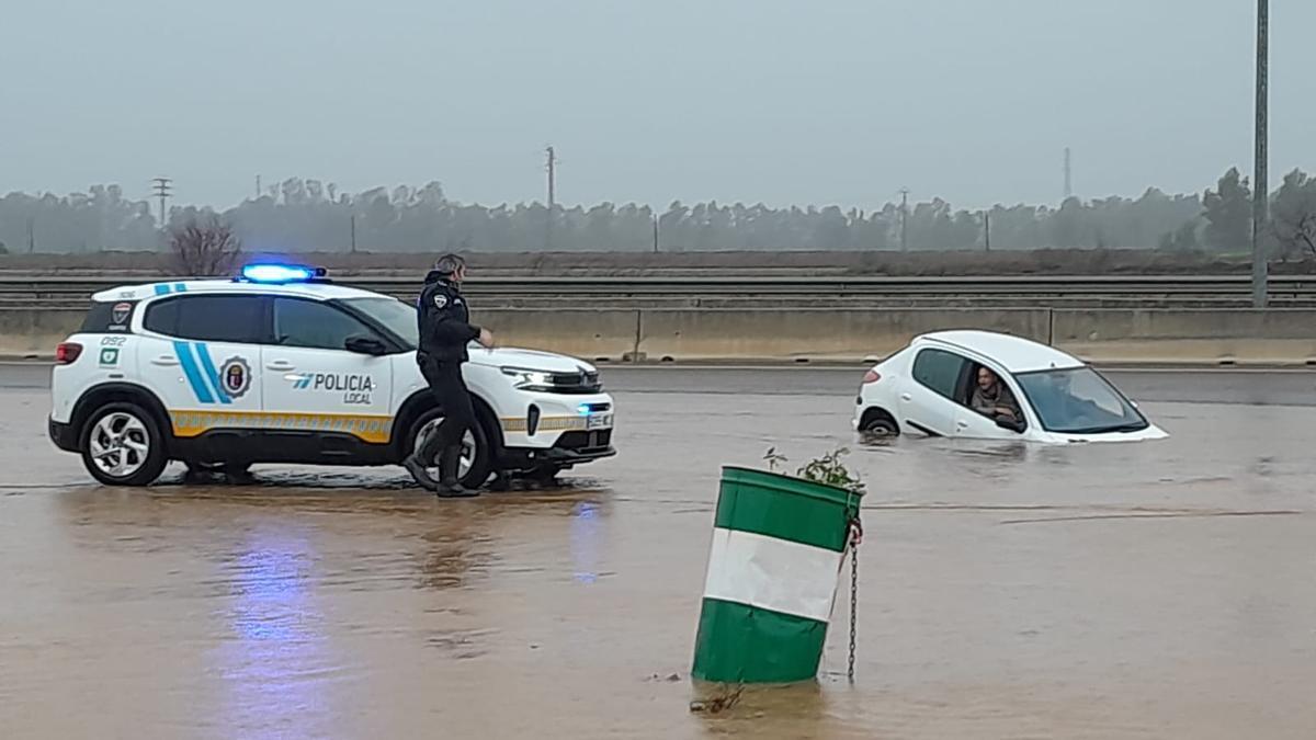 Un varón atrapado en su vehículo en Badajoz.
