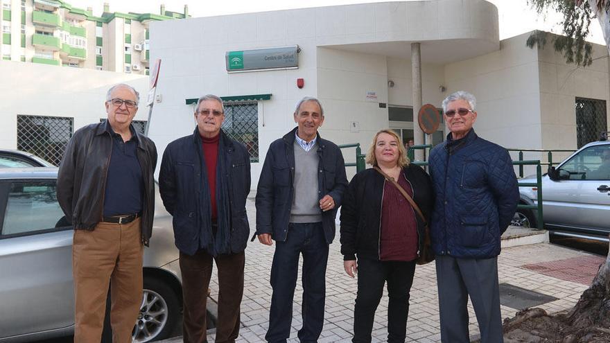 Dirigentes vecinales en el Centro de Salud del barrio, para el que piden una ampliación desde hace años.