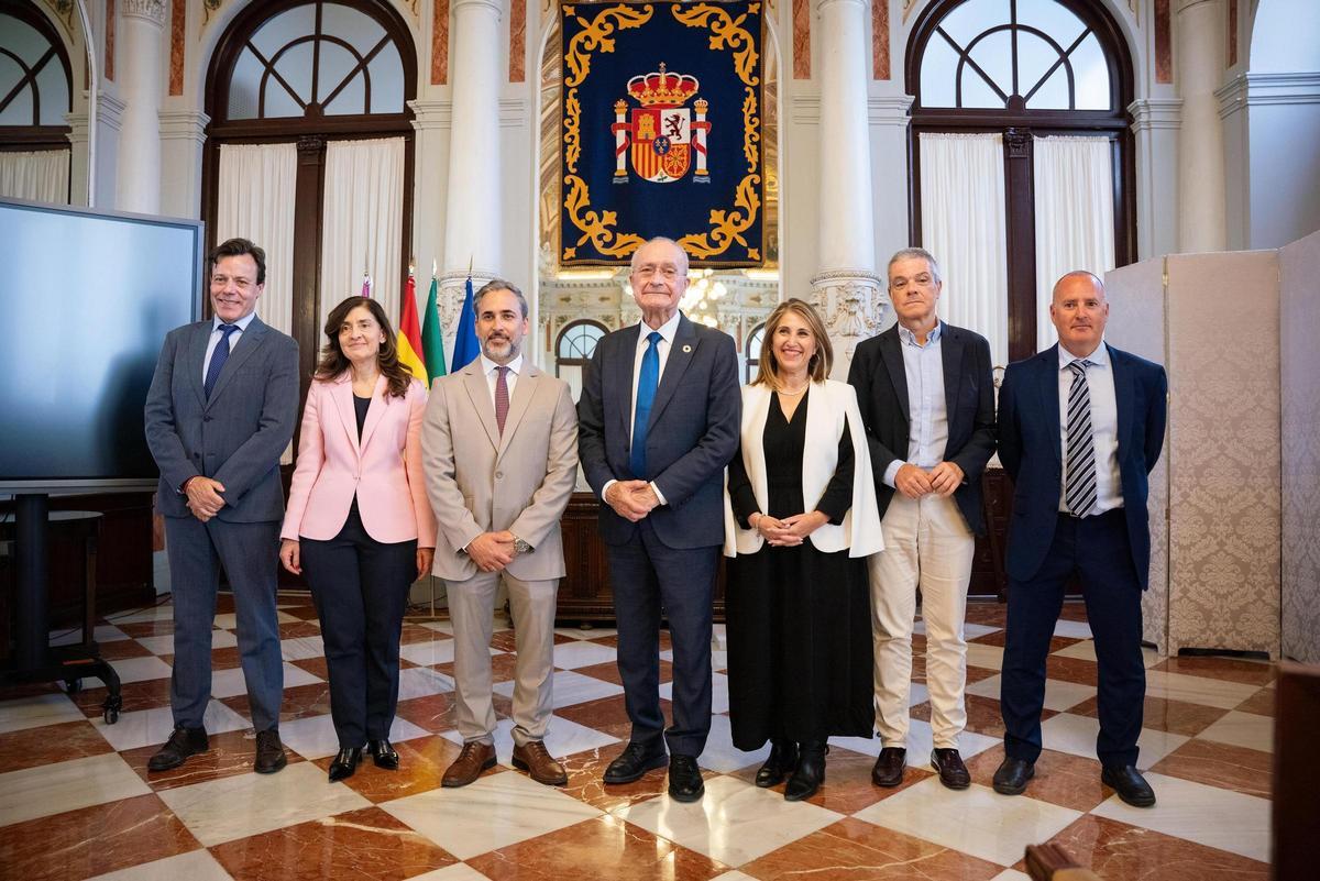 El alcalde Paco de la Torre y el rector de la Universidad Europea, Daniel Hormigo, junto a otras autoridades en la presentación de las becas.